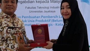 FTI PKM ke Depok untuk Pelatihan Pembuatan Pembersih Lantai